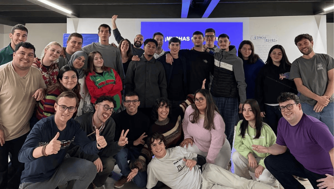 Grupo de jóvenes en el II Encuentro de Embajadas para el Diálogo